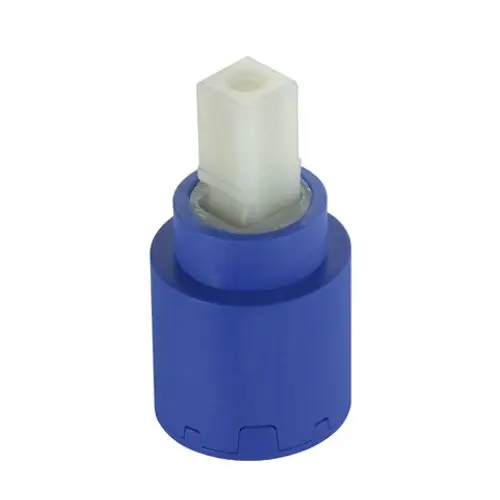 Weißes Kludi-Ersatzteil in zylindrischer Form, mit einem oberen Anschluss in quadratischer Form. Das Produkt besteht aus Kunststoff und hat eine blaue äußere Hülle.